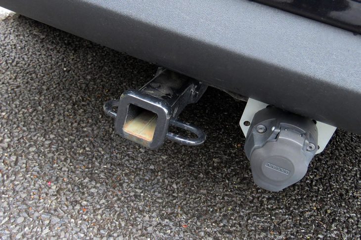 “折戸号”に備わるヒッチメンバー。「こういう装備が付いていると、タフに使われたと思われて敬遠されがちなんだそうです。そんなところも、このクルマがお買い得価格だった理由なのかも」とのことだった。