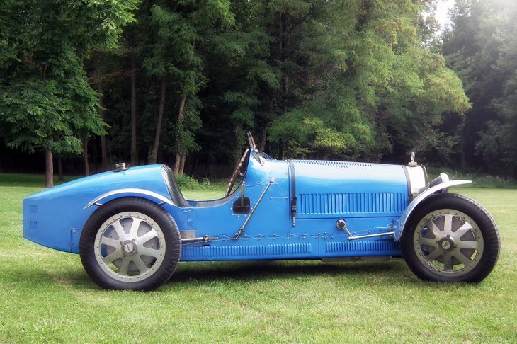戦前のグランプリレースで活躍した「ブガッティ・タイプ35」。「タイプ37」は同車のボディーに1.5リッター直4エンジンを搭載したもので、当時としては非常に高性能なスポーツカーだった。