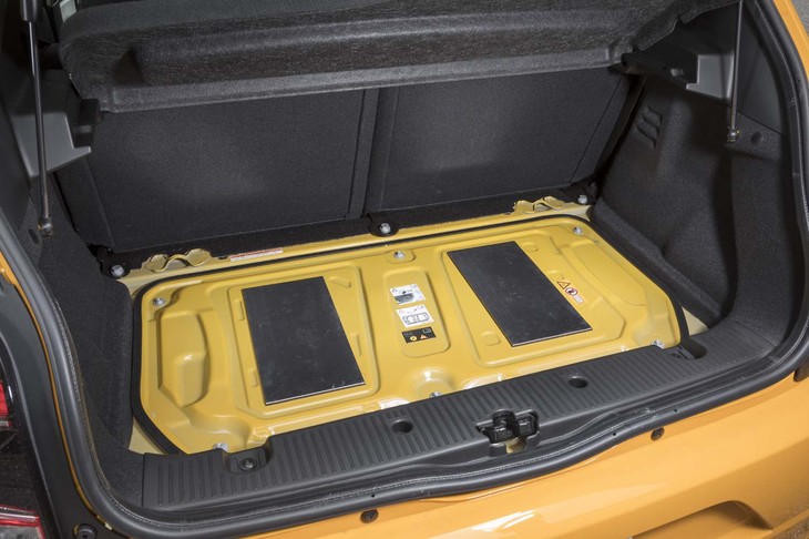 エンジンは車体後端、荷室下に横置きされる。エンジンフードはワンタッチで開く形式ではなく、留め具で固定されている。