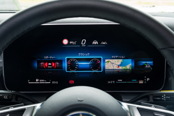 メーターパネルはメルセデス各車でおなじみの液晶表示タイプ。レイアウトはさまざまなパターンが用意される。
