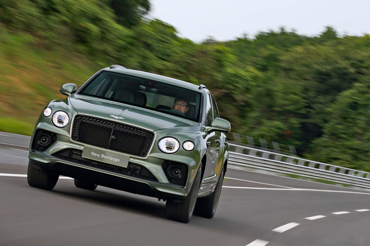 フロントまわりでは、より大型化され、垂直に切り立つような意匠となったラジエーターグリルが特徴。ヘッドランプの意匠も変わっている。