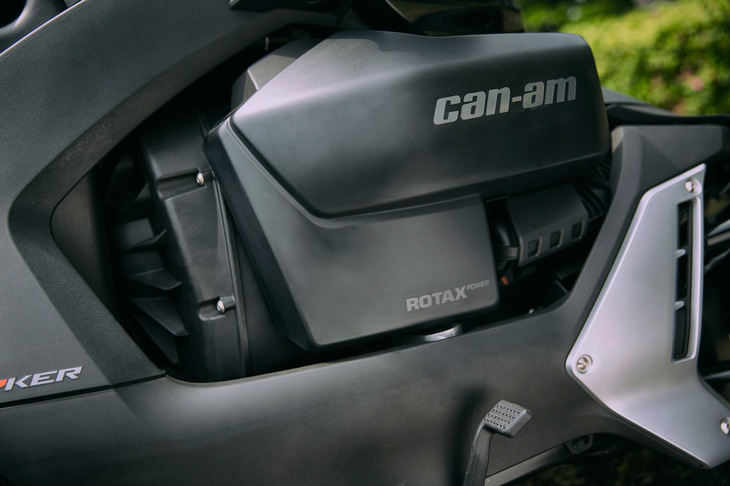 エンジンはいずれもロータックス製で、「ライカー600」には600ccの並列2気筒、その他のグレードには900ccの並列3気筒が搭載される。いずれもトランスミッションにはCVTが組み合わされる。