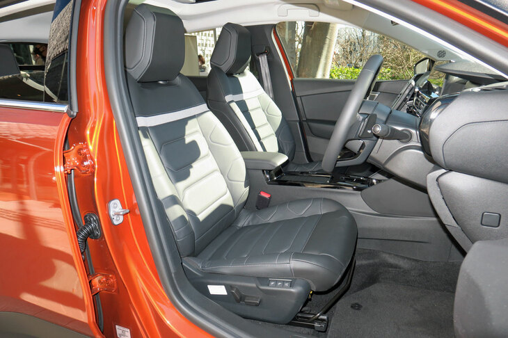 シトロエンC4シャイン（フロントシート）