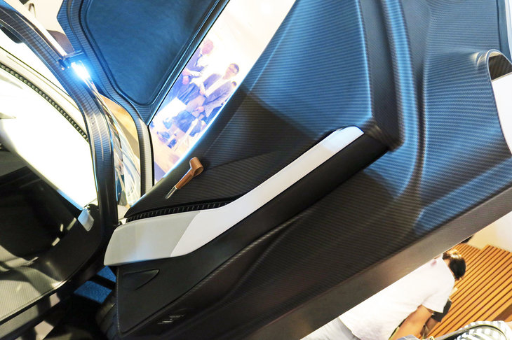 アストンマーティン・ヴァルハラ（ドア）