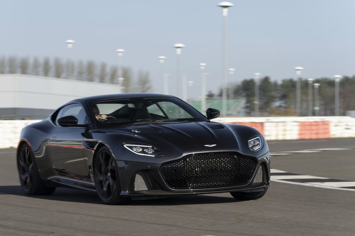 「DBSスーパーレッジェーラ」は「ヴァンキッシュS」の跡を継ぐフラッグシップとして2018年にデビュー。ベースとなったのは「DB11」だが“スーパーレッジェーラ（＝超軽量）”の名にふさわしくボンネット、ルーフなどにカーボンを使用し、「DB11 AMR」に比べて72kgもの軽量化を実現している。