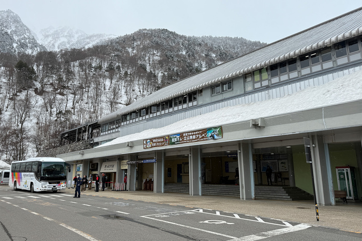 「シーライオン7」を走らせること170km、長野側の玄関口である扇沢にたどり着いた。この時点では道路に雪はない。