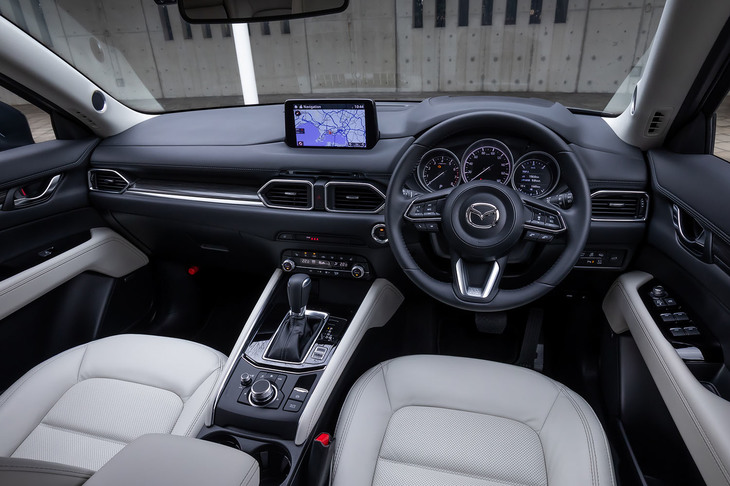 「CX-5 25T Lパッケージ」のインテリア。センターディスプレイは従来の7インチから8インチへと大型化された。