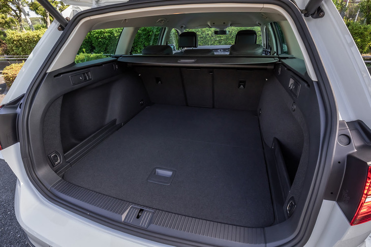 荷室容量は5人乗車の通常使用時で639リッター。挟み込み防止機能、“Easy Open”機能付きのパワーテールゲートも標準装備されている。