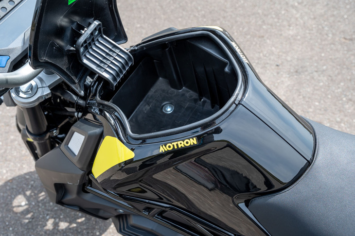 燃料タンクのように見えるスペースは、実は収納ボックス。ヘルメットをしまえるような広さはないが、そこそこに使えそうな容量である。