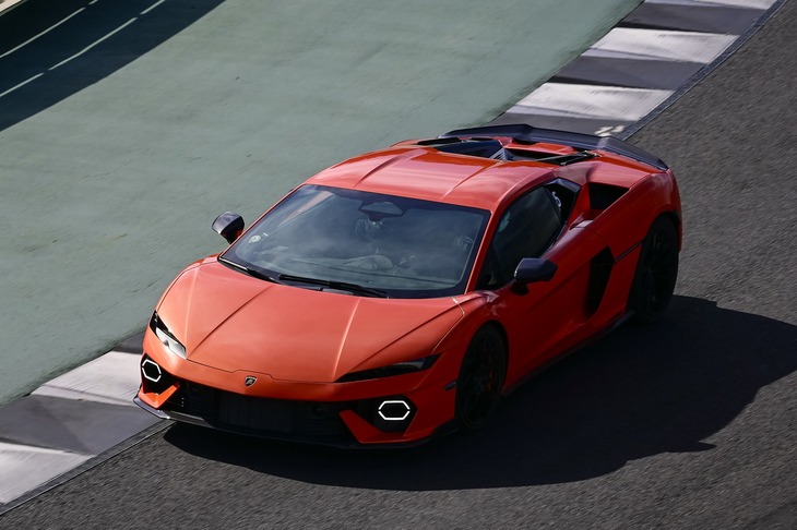 エンジン単体での最高出力は800PSにも達する。絶対的な火力はもちろんのこと、その数値を9000-9750rpmで生み出すというのもすごい。