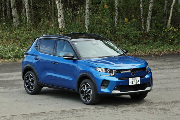 2022年のパリモーターショーに登場したコンセプトカー「Oli（オリ）」の流れをくむ、新世代のデザイン言語を用いて開発された「シトロエンC3ハイブリッド」。2025年11月6日に国内販売がスタートした。