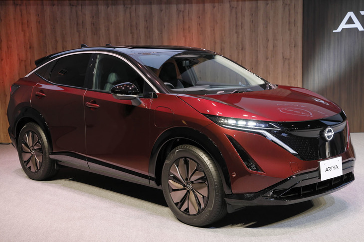 それら60kW以上の急速充電器の多くは日産ディーラーに設置されている。容量の大きいリチウムイオンバッテリーを搭載した新型電気自動車「アリア」が発売されるからだろう。