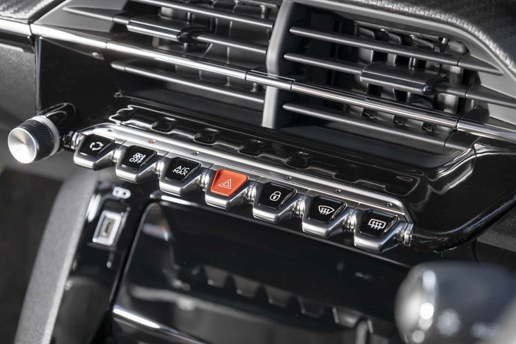 センターコンソール中央には、特徴的なデザインのトグルスイッチが並ぶ。空調用のものがメインで、中央はハザードランプスイッチ。