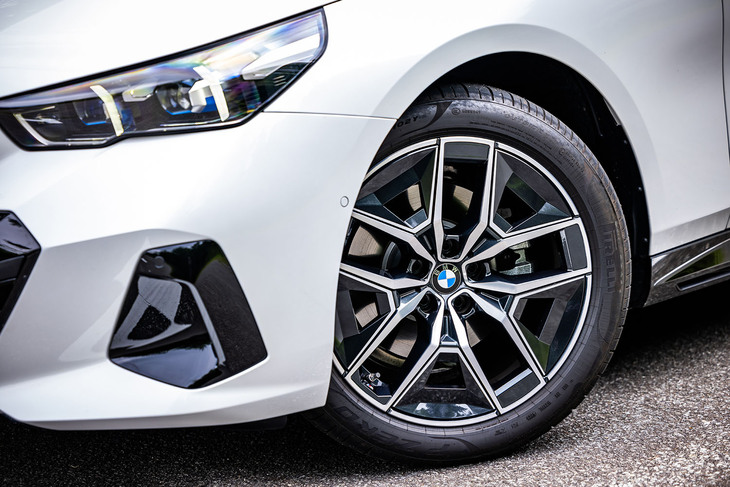 「523d xDrive Mスポーツ」はブラックとグレーの「Mエアロダイナミックホイール936Mバイカラー」と呼ばれる19インチホイールを標準装備としている。今回の試乗車は245/45R19サイズの「ピレリPゼロ」タイヤが組み合わされていた。