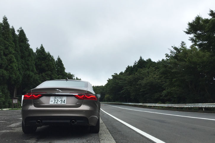 「25tプレステージ」の車重は1720kg。前軸重は870kgで後軸重は850kg（車検証値）。つまり前後の重量配分は50.6：49.4。