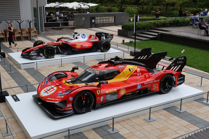 F1マシン「SF-26」（写真奥）と、WECマシン「499P」（同手前）。