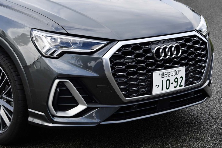 八角形のシングルフレームグリルをはじめ、最新世代の「Q3」にはフラッグシップSUV「Q8」に通じるフロントデザインが採用されている。