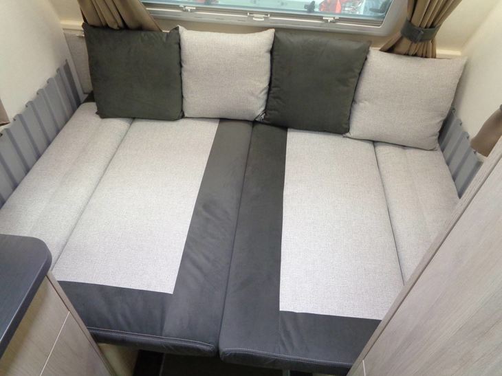 ダイネットのテーブルを外しシートを畳むとダブルベッドになる。ベッドのサイズは1950×1400mm。