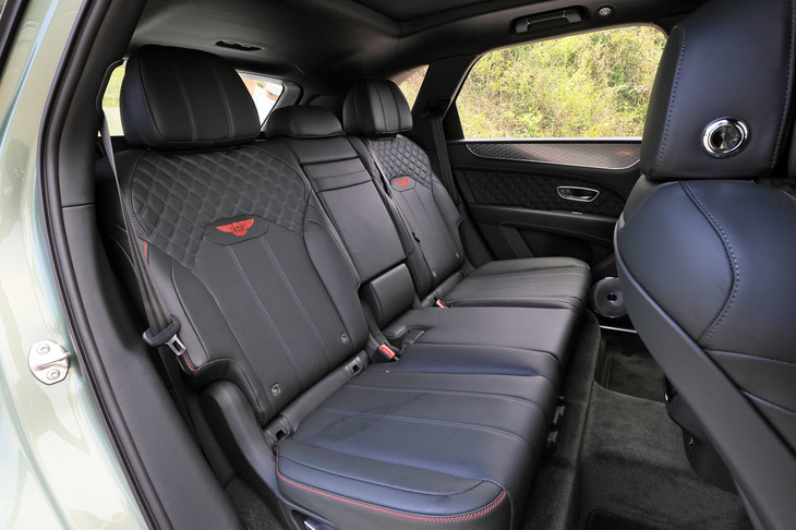 シートレイアウトは2列5人乗りと、2列目分割シートの2列4人乗り、3列7人乗りの3種類。2列目シートには、インフォテインメントシステムやルーフブラインド、空調、車内照明を操作できる脱着式のリモートコントローラーが用意されている。