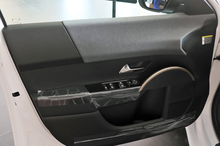 ドア内張りの下部にも、後述する「タヴォリーノ」の円が反復されている。