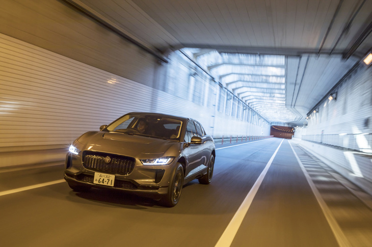 先日、「ジャガーIペース」で長野までの往復ドライブを行った。Iペースの一充電走行可能距離はWLTCモードで438kmと発表されている。（写真＝郡大二郎）