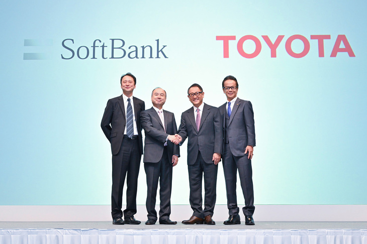 2018年10月4日に行われた「MONET」の設立発表会で登壇した（右から）トヨタ自動車副社長の友山茂樹氏、トヨタ自動車取締役社長の豊田章男氏、ソフトバンク取締役会長の孫 正義氏、MONET代表取締役社長兼CEOの宮川潤一氏。