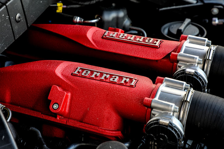 V8ユニットはファイアウォールにぐっと寄せて、搭載されている。従来比で－10％の軽量化を達成している。