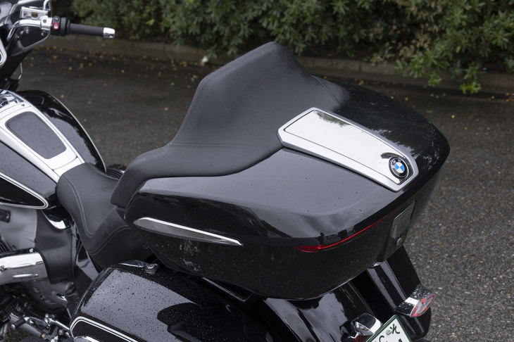 「R18トランスコンチネンタル」は集中ロックシステムを備えた2つのサイドケースとトップケースを装備。容量は前者が27リッター（×2）、後者が48リッターである。