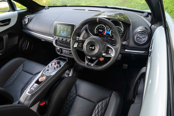 インテリアはアルミとレザーによって、どちらかといえばラグジュアリーな雰囲気に仕立てられる。フォーカルの4スピーカー＋サブウーファーのオーディオシステムも標準装備。