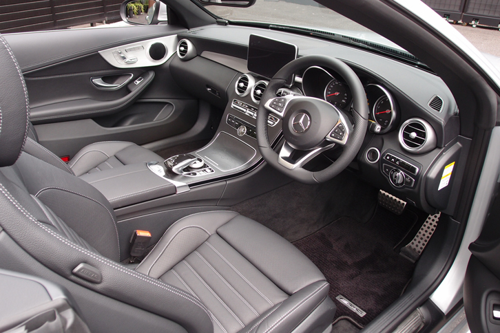 運転席まわりの様子。写真は「C180 カブリオレ スポーツ」のもの。