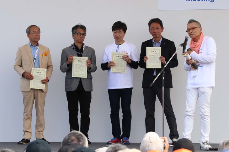 貴島孝雄さん、山本修弘さん、中山 雅さん、斎藤茂樹さんの、4人のロードスター歴代主査が登壇。オーナーを代表して、水落さんから歴代ロードスターを産んでくれたことへの感謝状が贈呈された。ロードスターの父である初代主査を務めた平井敏彦さんは、体調不良のため、残念ながら欠席。後日、感謝状が届けられることになった。