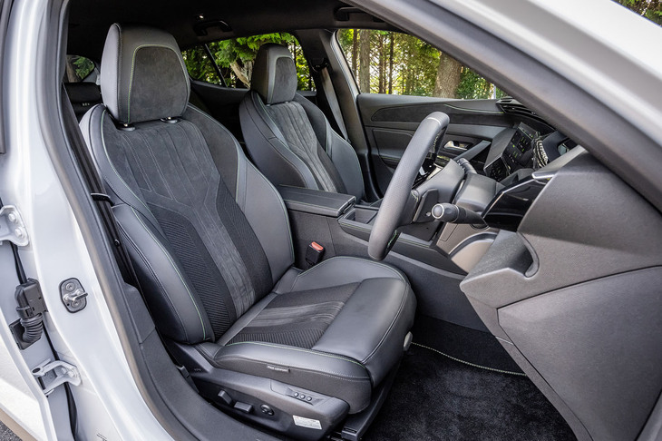 テップレザーとアルカンターラのコンビ表皮が採用されたフロントシートには、「ウェーブ」「バタフライ」「サイドトゥサイド」「スネーク」などの8種類のメニューから選択できるマッサージ機能「マルチポイントランバーサポート」が組み込まれている。