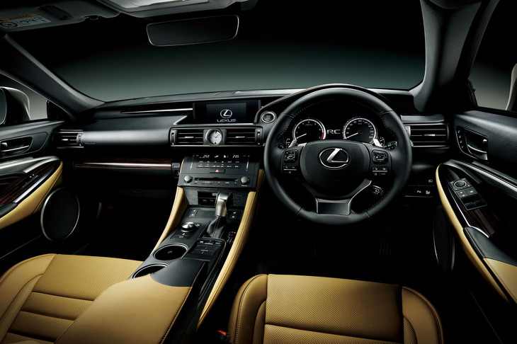 センターコンソールやドアトリムに同じ形状のパーツを配置したレイヤードデザインが特徴となる「RC」のインテリア。走行に連動して光量を調整するアンビエントイルミネーションが採用されている。