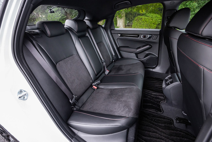 フロントシートと同じく、プライムスムース×ウルトラスエードのコンビ表皮に赤いステッチが入る「シビックRS」のリアシート。背もたれには60：40の分割可倒機構が備わる。