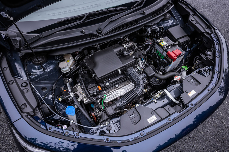 マイルドハイブリッド機構付きの1.5リッター直4自然吸気ガソリンエンジンに6段ATを組み合わせる「フロンクス」のパワートレイン。FF車のエンジンが最高出力101PSであるのに対して、4WD車は最高出力が99PSに抑えられている。