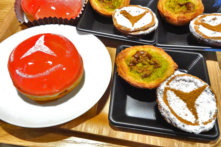 「Mercedes me Tokyo HANEDA」に併設されるレストラン・カフェスペースでは、メルセデス・ベンツにちなんだメニューが提供される。写真左はKrispy Kreme Doughnuts（クリスピー・クリーム・ドーナツ）の「ベルリーナ ストロベリー レッド」。右はeggcellent BITES（エッグセレント バイツ）の「エッグタルト」。