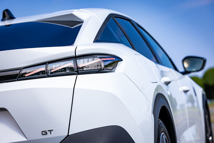 「408」のマイルドハイブリッド車は、快適装備の充実が図られた「GT」グレードのみをラインナップする。車両本体価格は529万円。マイルドハイブリッド車の車名が「408 GTハイブリッド」とされたため、プラグインハイブリッド車として導入されていた従来の「408 GTハイブリッド」は車名が「408 GTプラグインハイブリッド」に変更されている。