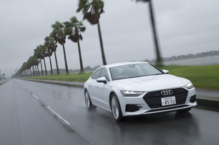 新型「A7スポーツバック」はブレーキング時に最大12kWのエネルギー回生が可能。55～160km/hの速度域で、コースティング（慣性走行）により燃料消費も抑える。0-100km/hの加速タイムは欧州参考値で5.3秒。