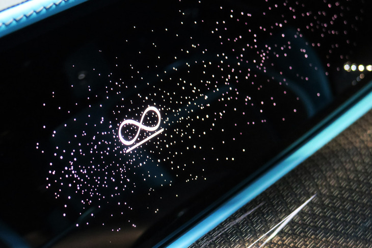 ロールス・ロイス・ブラックバッジ・ゴースト（イルミネーテッドフェイシア）