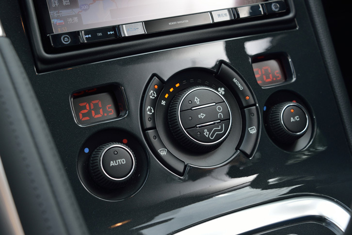 直感的に操作できる形状とうたわれる、センターコンソールのエアコン用スイッチ。左右独立調節式。