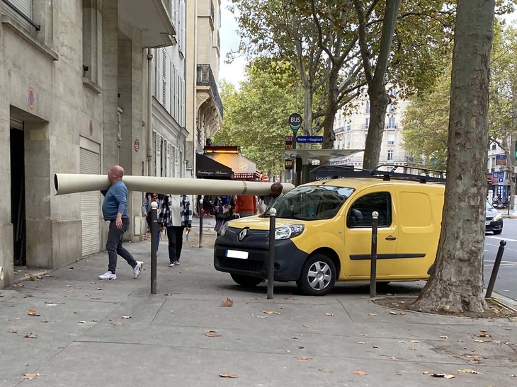 「ルノー・カングー」商用車仕様のルーフから降ろしたカーペットを輸送中。往年の「ルノー4フルゴネット」や「シトロエン・アカディアーヌ」の役割を見事に果たしている。