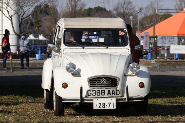 「シトロエン2CV」。最終モデルとなるポルトガル生産の1990年式だそうだが、珍しい英国仕様の右ハンドル車だった。