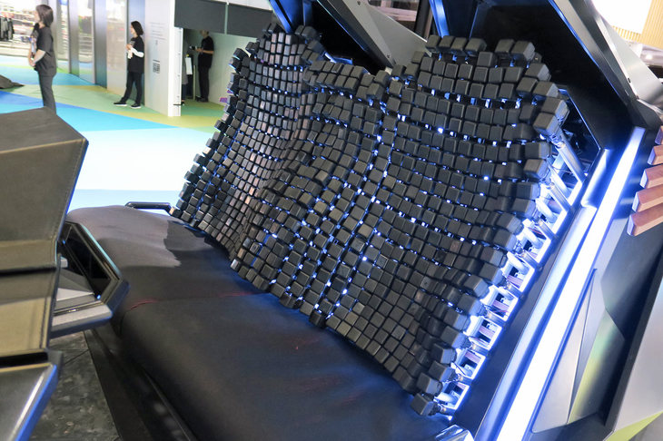 その正体がこちら。背もたれ全体がウネウネと動き、乗員の体形に合わせてベストな形状に変形するという仕組みだ。じっと見ていると、背中がゾワゾワしてくる。