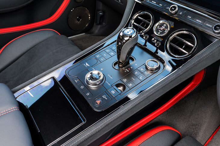 メカニカルなスイッチがずらりと並んだセンターコンソール。ローレット加工が施されたダイヤル類のひんやりとした触感が心地よい。