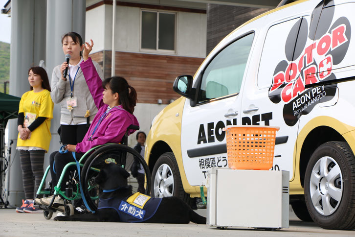 日本介助犬協会による介助犬のデモンストレーション。その見事なサポートぶりに、観客からは盛大な拍手が送られた。