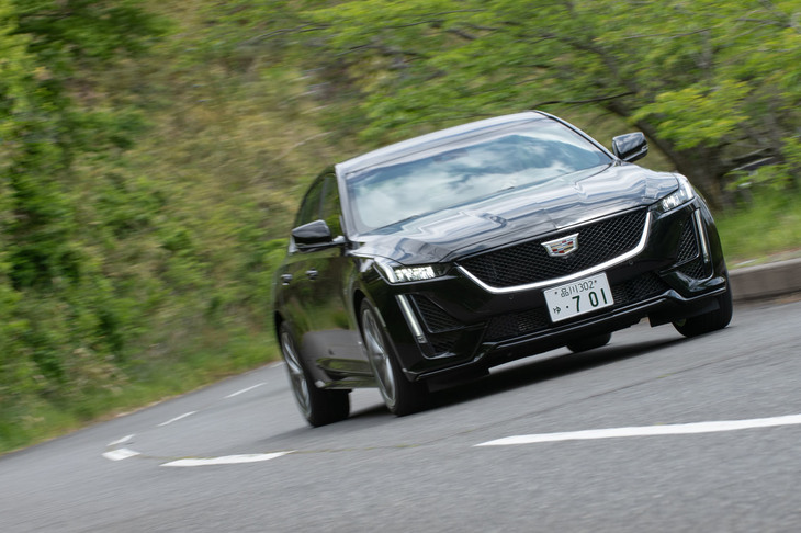 車台にはゼネラルモーターズのFR車に幅広く用いられる「アルファアーキテクチャー」を採用。2012年デビューの「ATS」で初登場したもので、今日に至るまで連綿と改良が続けられている。