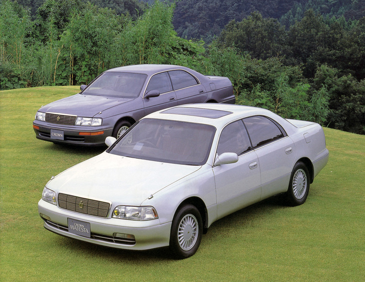 1991年デビューの9代目ではモノコックボディーにV8エンジンを搭載したモデルが「クラウンマジェスタ」（写真手前）となり、直6エンジン搭載の4ドアハードトップ（同奥）は「ロイヤル」と呼ばれるようになった。