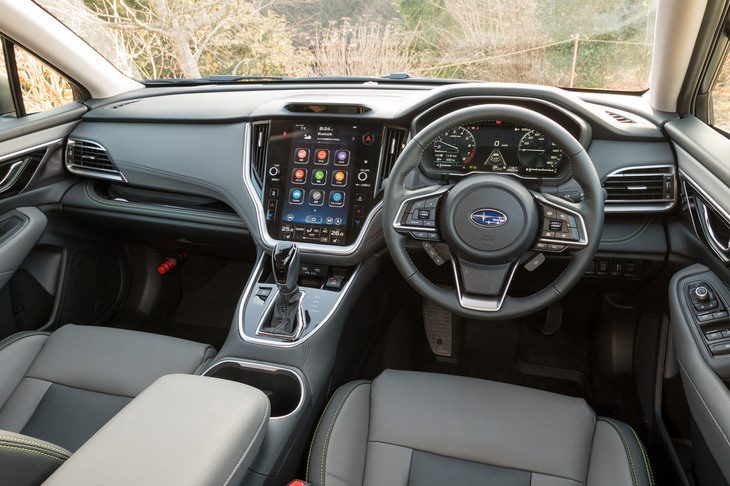 インテリアは、「リミテッドEX」と比べてシルバーやメッキの装飾が少なめ。各所にダークグレーの表皮が用いられている点も「X-BREAK EX」の特徴だ。