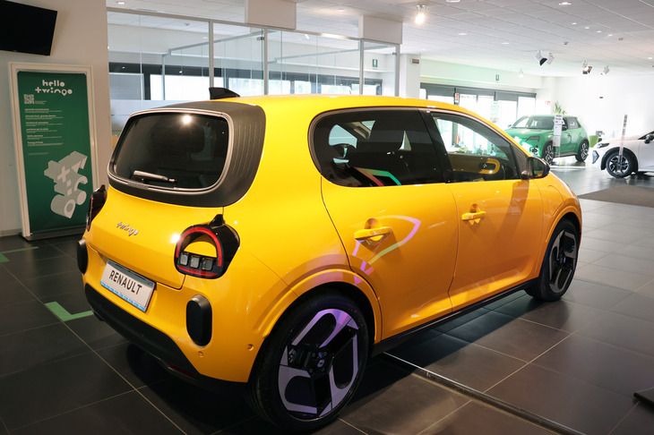 リアフェンダーのボリューム感は初代と大きく異なる点だ。車両重量は1595kg。ルーフ上のアンテナは、この「テクノ」仕様の場合はシャークフィン式だが、「エボリューション」仕様ではロッド式になる。