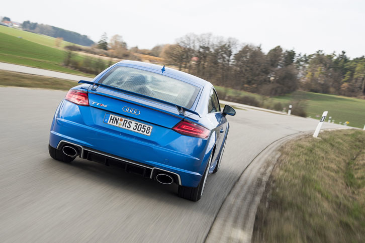 リアウイングと4つのフィンを備えたディフューザー、そして大径のテールパイプがリアビューを“好戦的”に彩る。